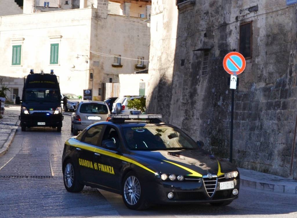 Falsi braccianti imposti da cosche: quattro indagati in Calabria