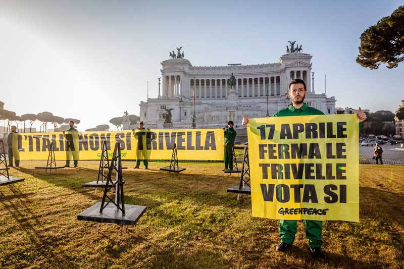 Trivelle all’Altare della Patria, in azione attivisti di Greenpeace