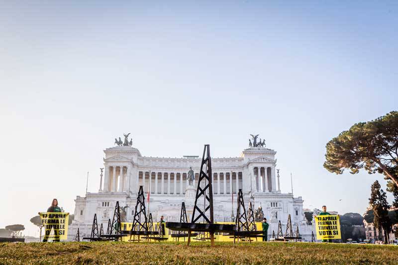 Trivelle all’Altare della Patria, in azione attivisti di Greenpeace