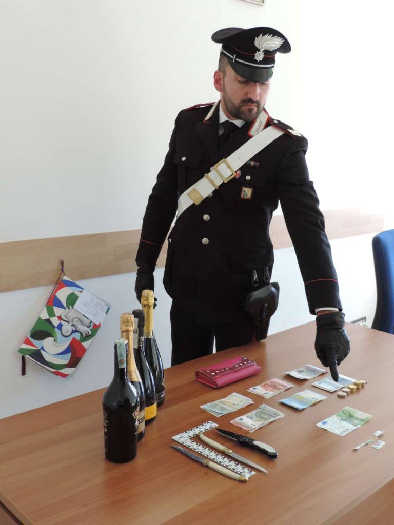 Spendono soldi falsi a Matera: arrestati coniugi napoletani