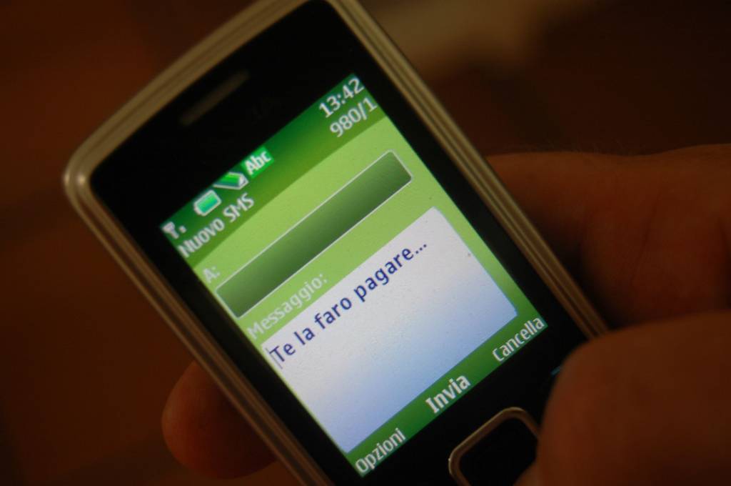 Stalking, se vittima risponde a sms accusa viene meno