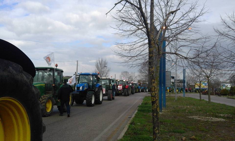 Protesta agricoltori, 300 trattori in marcia su Altamura