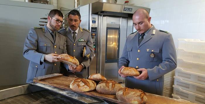 I controlli degli agenti del Corpo forestale dello Stato (Foto Ansa.it)