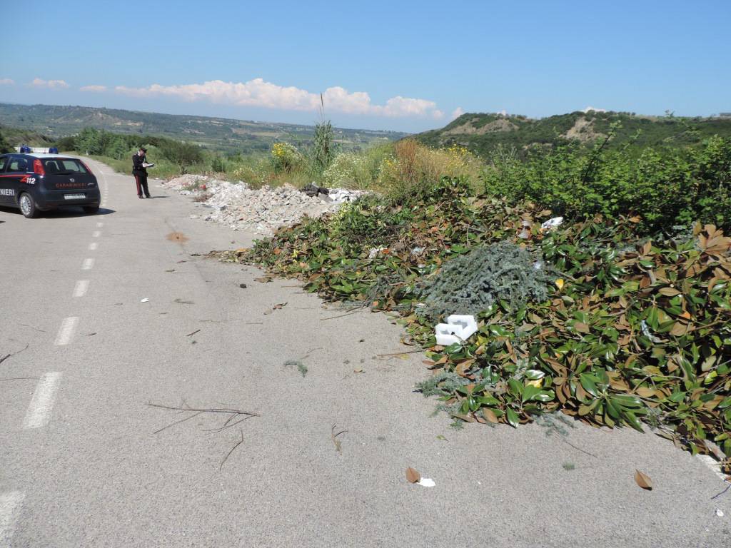 Discarica abusiva lungo la strada provinciale Marconia Nuova