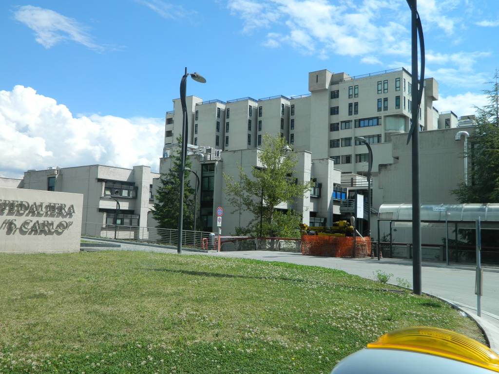 Covid, all’ospedale di Potenza un graffito per ricordare il lavoro degli operatori sanitari e le vittime