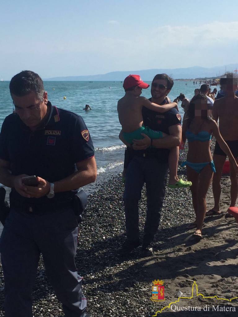 Policoro: bimbo si perde sulla spiaggia, ritrovato dalla Polizia