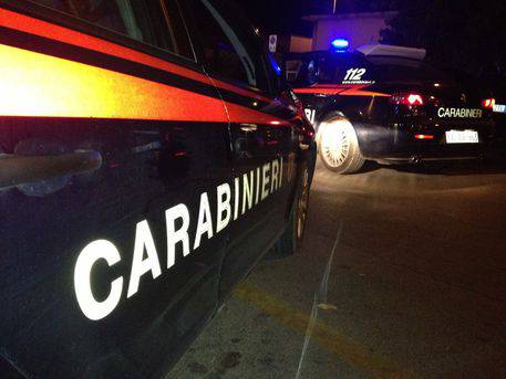 Uccide la compagna e chiama i carabinieri