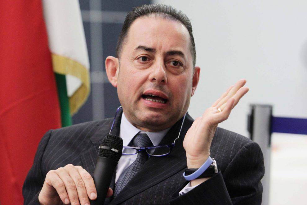 Contestato a Sala Consilina Gianni Pittella ‘inciampa’ sulla Costituzione