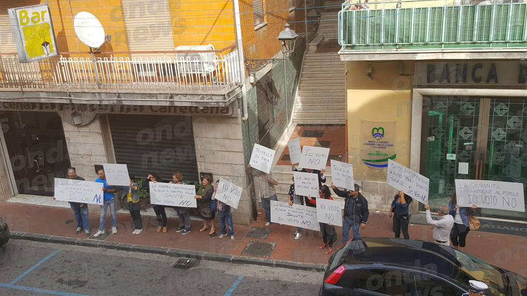 I contestatori all'arrivo di Gianni Pittella (Foto ondanews.it)