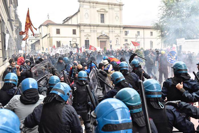 Corteo anti-Renzi alla Leopolda: polizia carica manifestanti