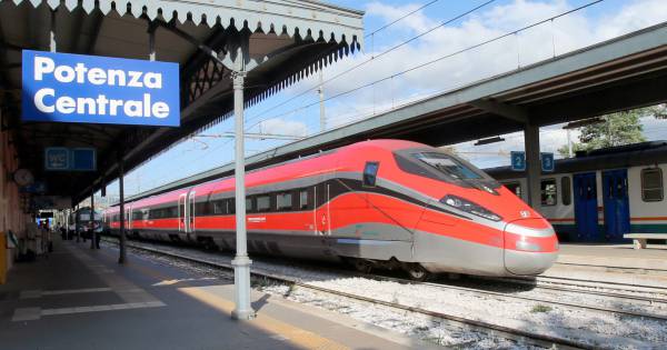 Il Frecciarossa alla stazione di Potenza (Foto gazzettadelmezzogiorno.it)
