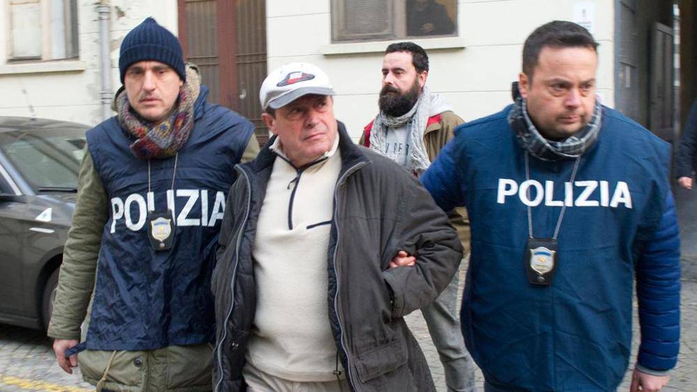 Rocco Schirripa (al centro) torna in carcere (Foto la stampa.it)