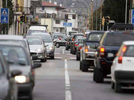 Smog: vivere vicino a strade trafficate aumenta rischio demenza