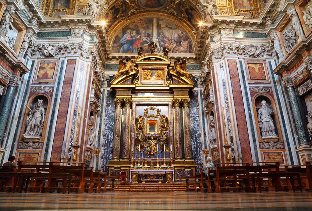 Prete e sacrestano aggrediti e sfregiati in Basilica Roma