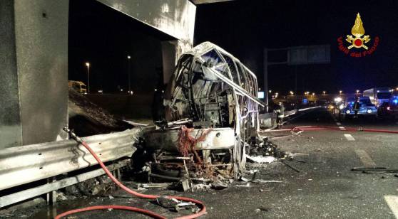 Bus contro pilone a Verona: sale bilancio vittime. Morte 16 persone