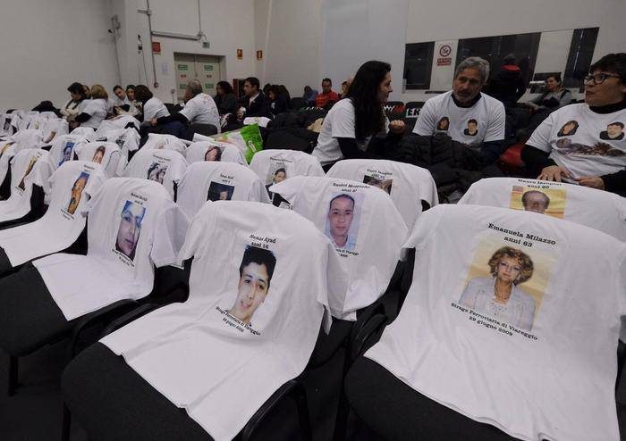 Le magliette con il volto delle vittime (Foto Ansa.it)
