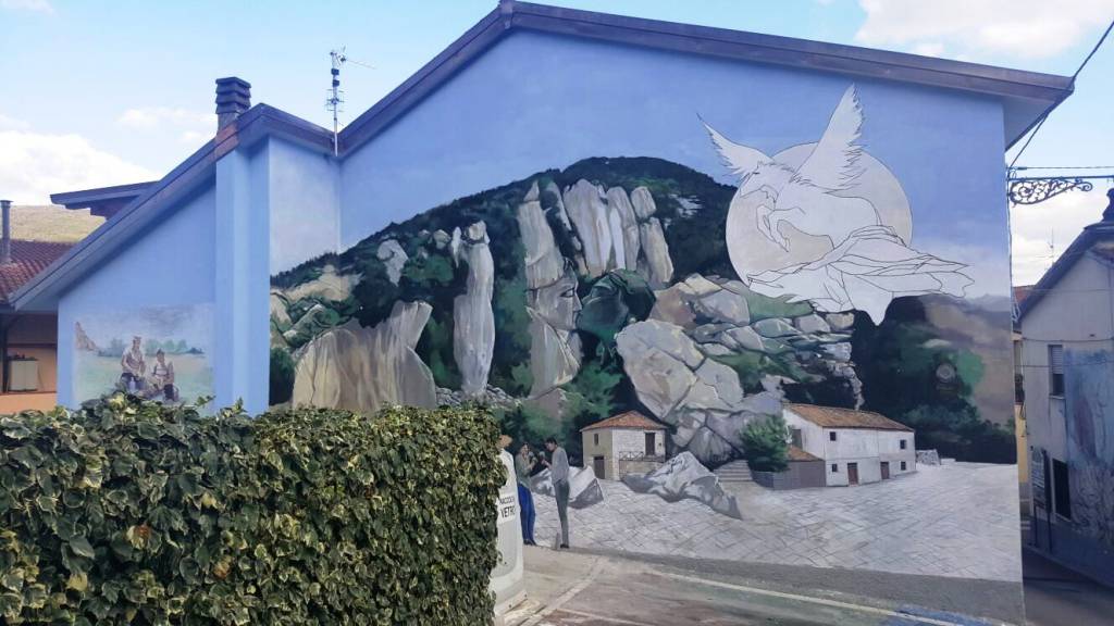 Nella galleria di foto i nuovi murales di Sant'Angelo le Fratte