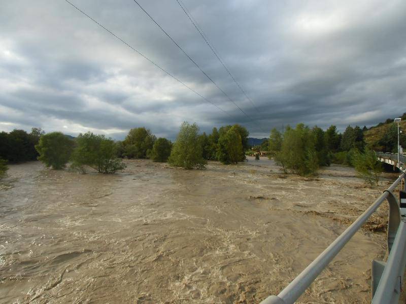 Esonda il fiume Sarno, automobilisti soccorsi e messi in salvo a Pompei