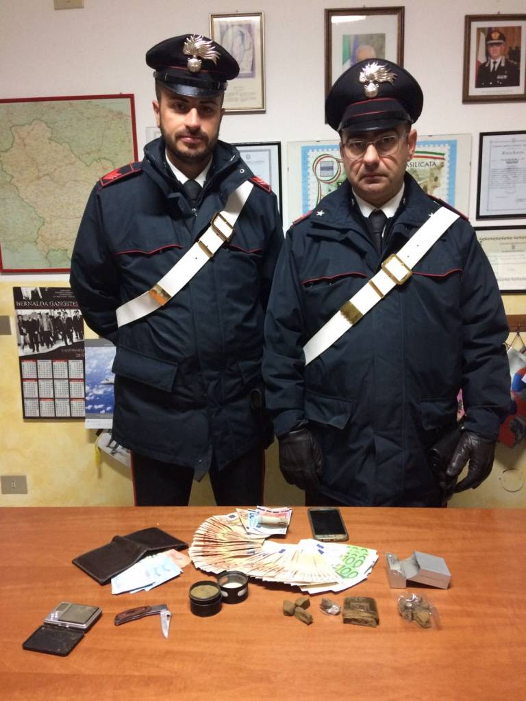 I carabinieri di Bernalda con la droga e i soldi sequestrati