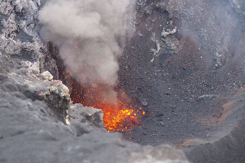 Esplode cratere Etna, dieci persone ferite