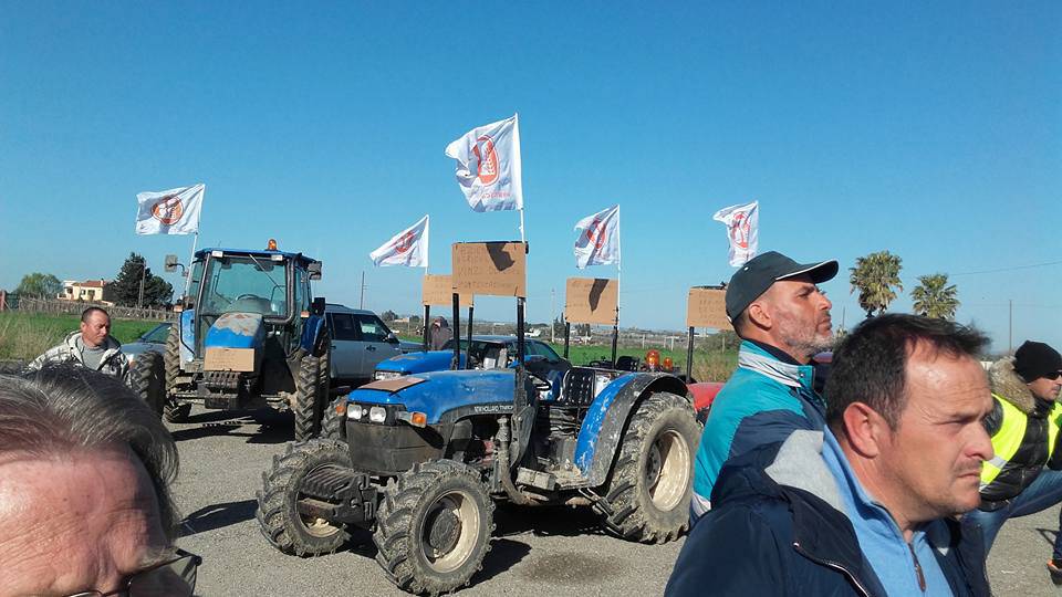 La protesta degli agricoltori lucani e pugliesi (Foto da pagina fb Riscatto)