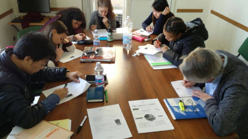 Una lezione con alunni stranieri all'Accademia italiana