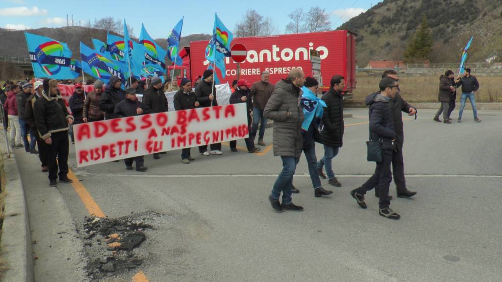 Una manifestazione dei lavoratori delle stazioni di servizio di Galdo (Foto Eco di Basilicata)