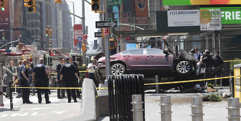 Auto su pedoni a Manhattan, un morto e 20 feriti