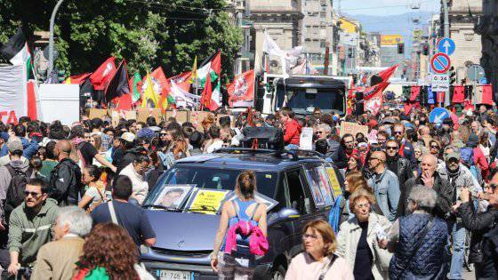 Migranti: migliaia al corteo di Milano, attimi di tensione