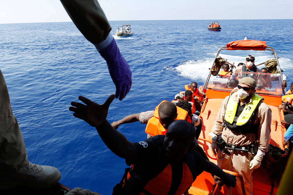 Migranti, a Brindisi nave con 476 persone