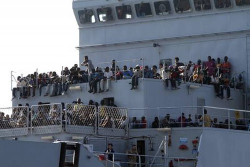 Napoli nave con 1500 migranti. A bordo 45 bambini e due cadaveri.