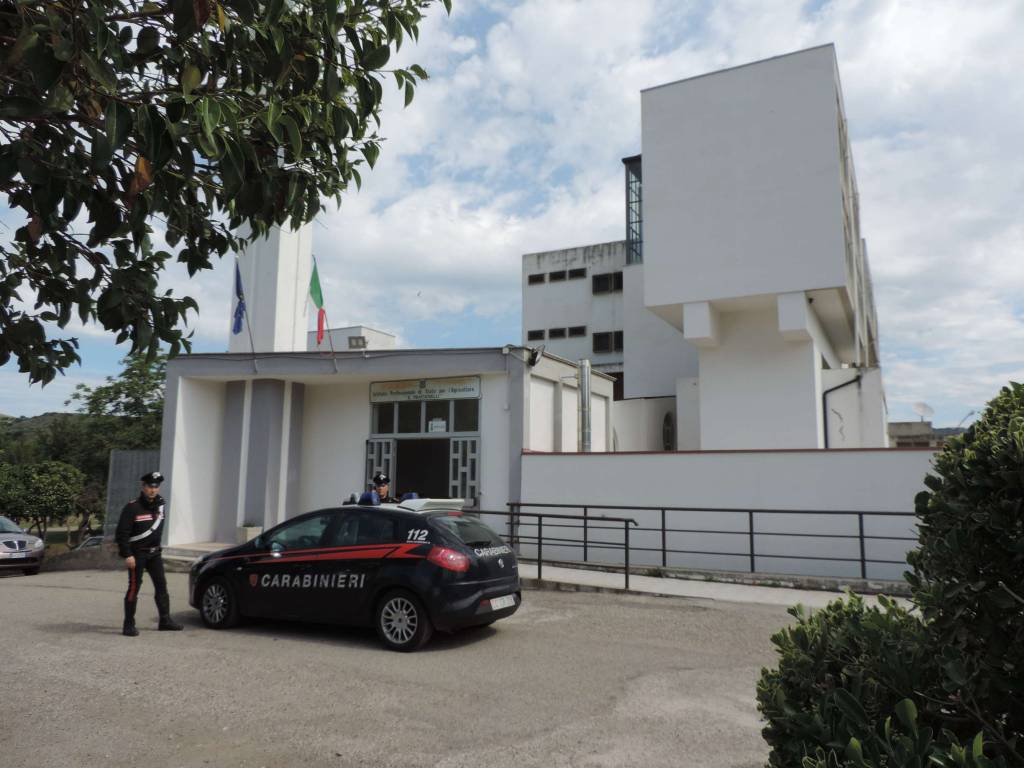 I carabinieri nei pressi dell'istituto scolastico di Garaguso