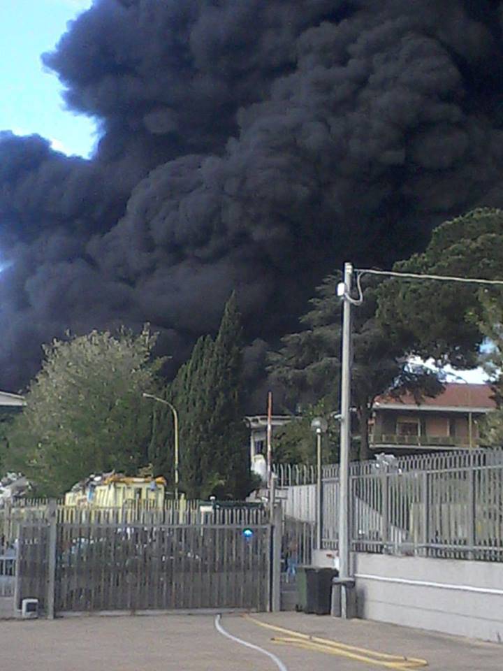Incendio in fabbrica di plastica a Pomezia