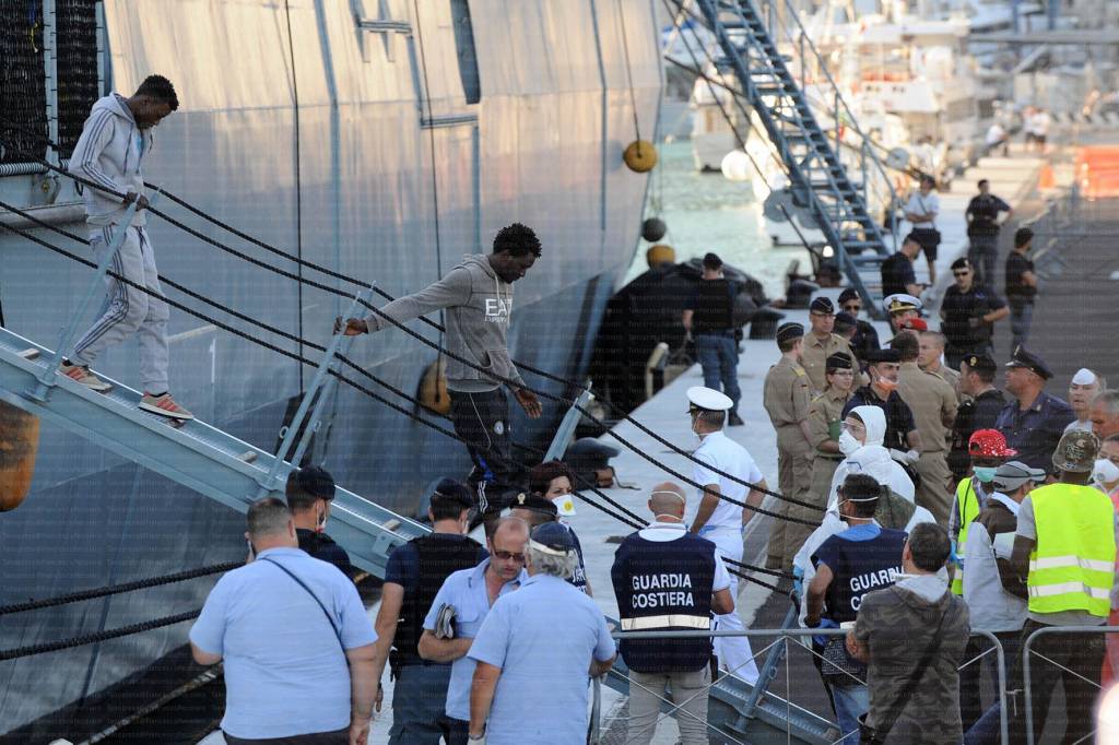 Salerno: sbarco di 991 migranti, anche bimbo di tre anni morto
