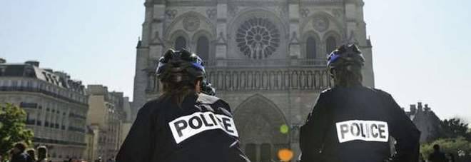 Parigi: sparatoria a Notre Dame, agente colpito con un martello
