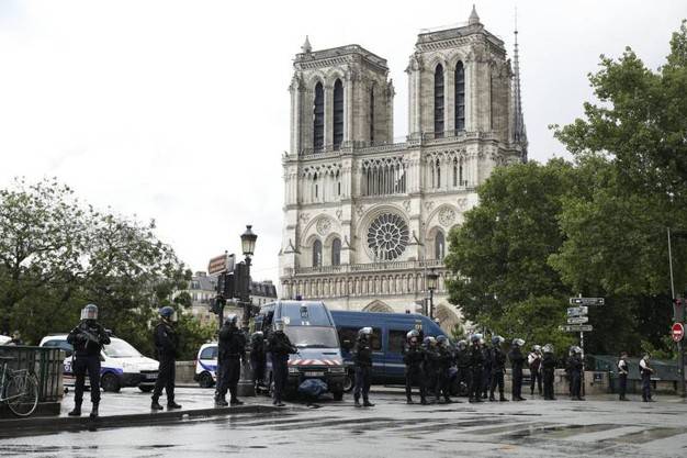 Aggressione a Notre Dame, fermato aveva anche due coltelli