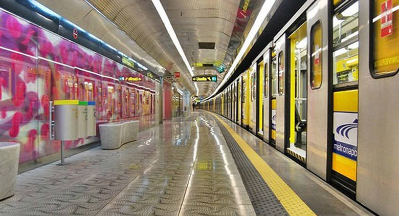 Napoli: armato di coltello semina il panico in metro, feriti in ressa