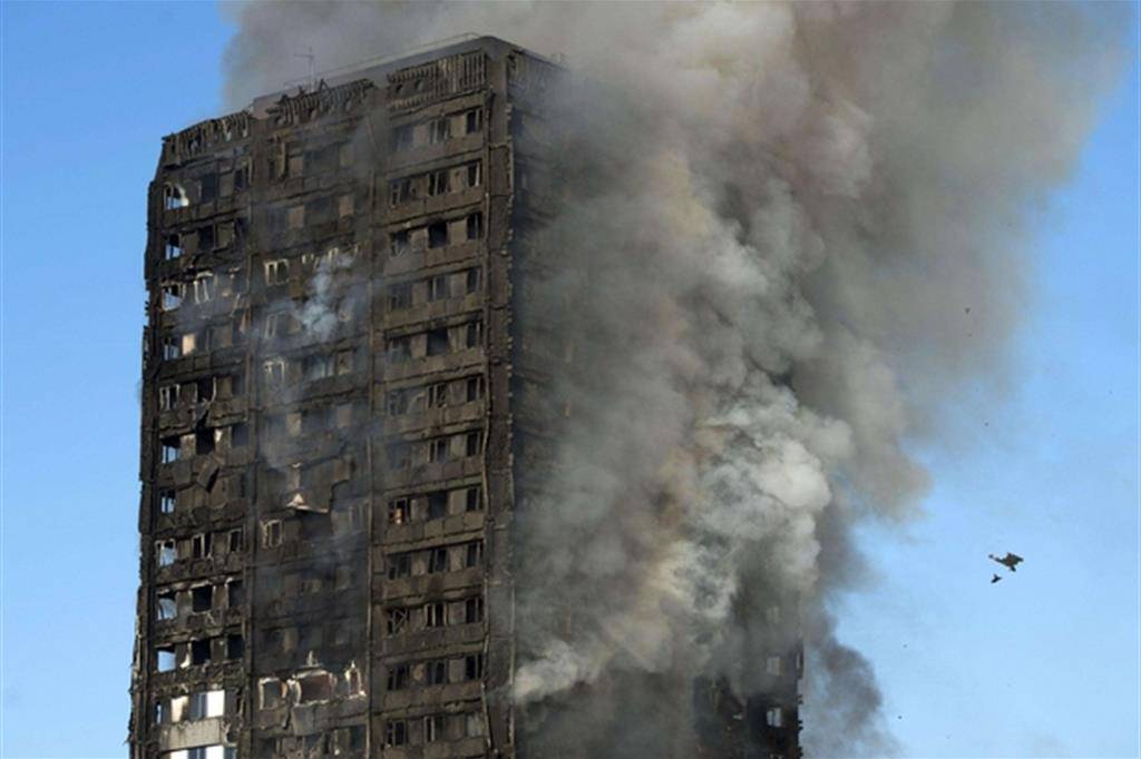 Incendio a Londra: trenta i feriti. Ci sono morti