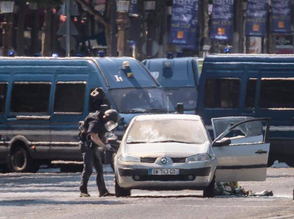 Terrorismo. Champs-Elysées, si fionda con lʼauto con bombole di gas contro furgone polizia