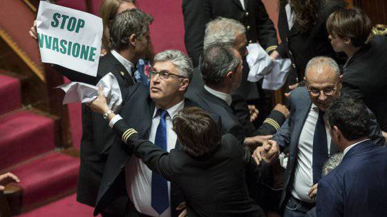 Ius soli: in Senato scoppia la bagarre, la ministra Fedeli finisce in infermeria