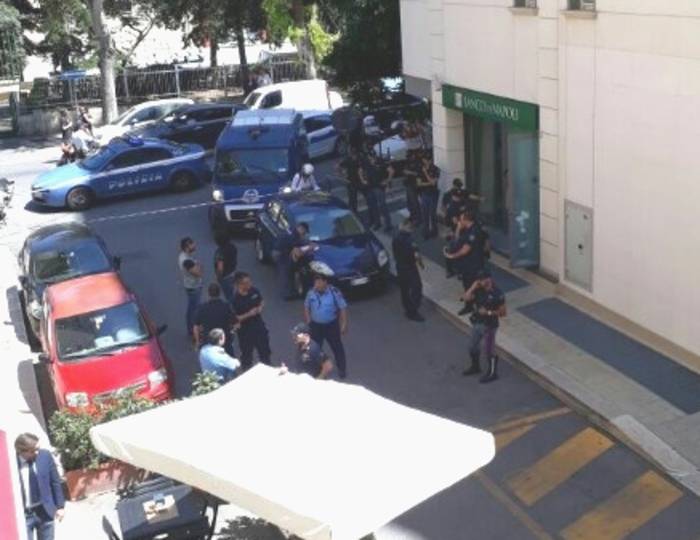 Assalto a portavalori con sparatoria in centro a Bari