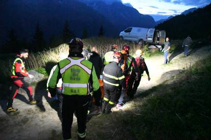 I soccorritori sul luogo della tragedia (foto corriere.it)