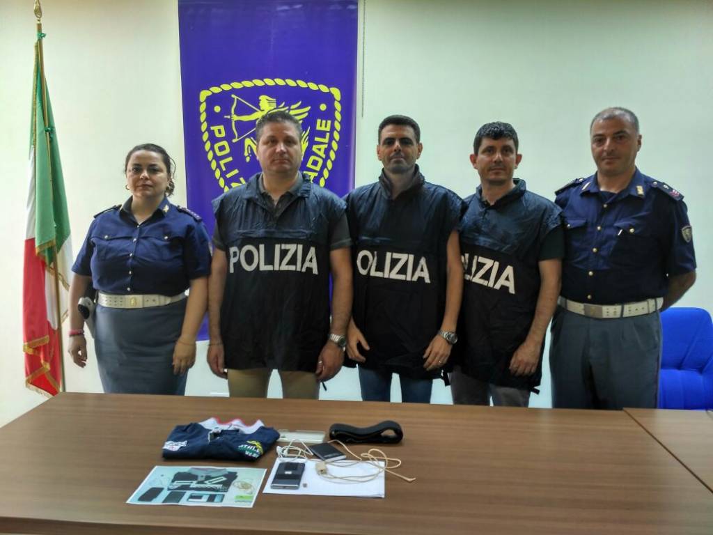 La squadra della Polizia che ha fatto i controlli e il materiale sequestrato