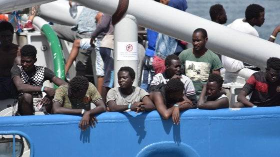 Migranti: in Italia boom di domande di asilo
