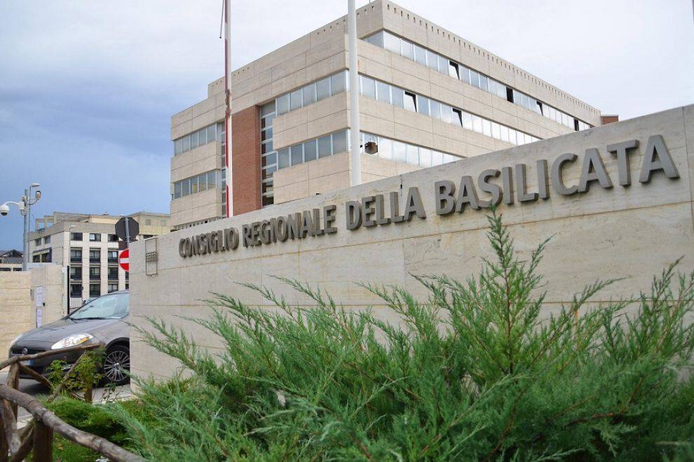 Dirigenti e assunzioni esterne alla Regione Basilicata, Usb chiede trasparenza
