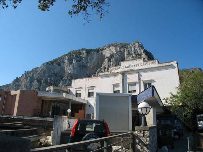 Assenteismo all’ospedale di Capri, 8 misure cautelari