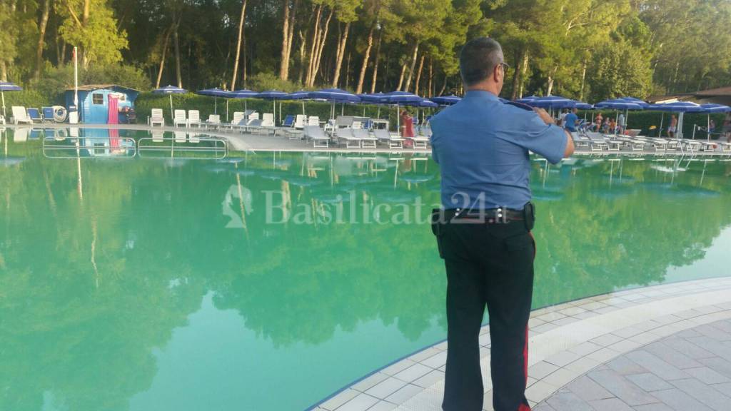 L’acqua della piscina diventa verde, intervengono Asm, Arpab e carabinieri