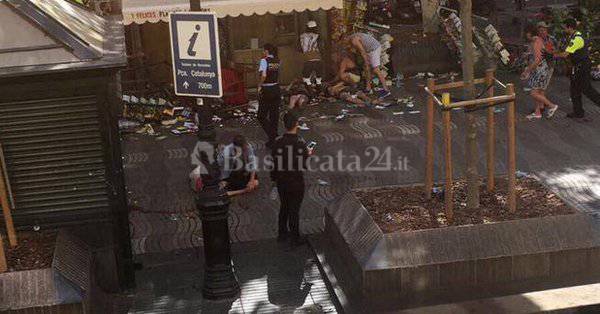 Barcellona, furgone travolge la folla. Almeno 13 morti e decine di feriti