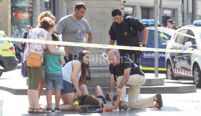 Barcellona, furgone travolge la folla. Almeno 13 morti e decine di feriti