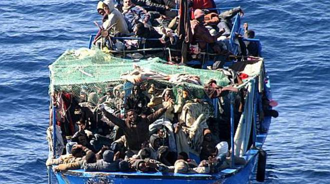 Migranti, peschereccio al largo della Calabria: 5 morti